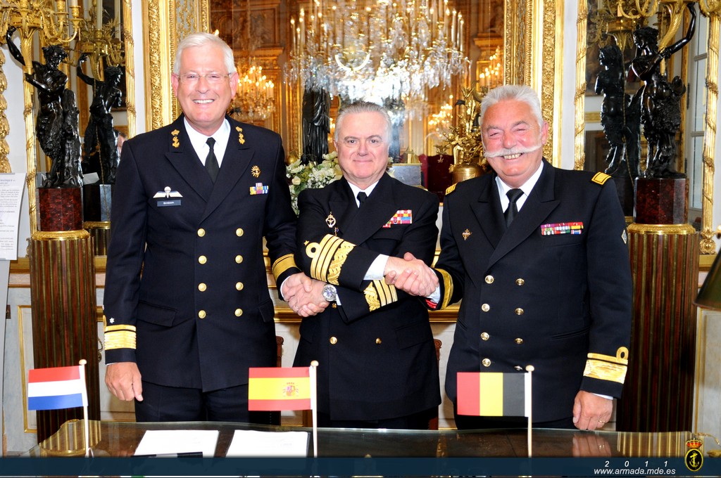 El Almirante Jefe de Estado Mayor de la Armada, en representación de la Ministra de Defensa, ha firmado un acuerdo en material de Guerra de Minas con los almirantes jefes de la Marina Real de Holanda y la Marina Real de Belgica